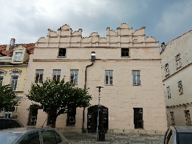 Ubytovn v historickm centru Slavonic. Ti zrekonstruovan komfortn apartmny s celkovou kapacitou 7 lek. 